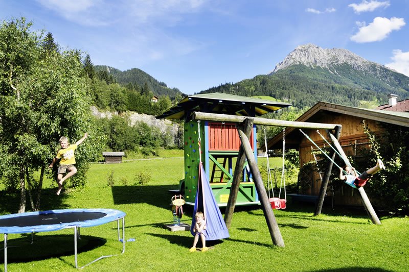 Spielplatz mit Riesentrampolin und Kletterturm