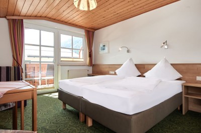 Geräumiges Schlafzimmer mit Balkon und hochwertigem Boxspringbett